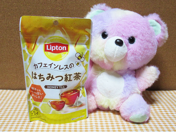 くまのぬいぐるみと紅茶